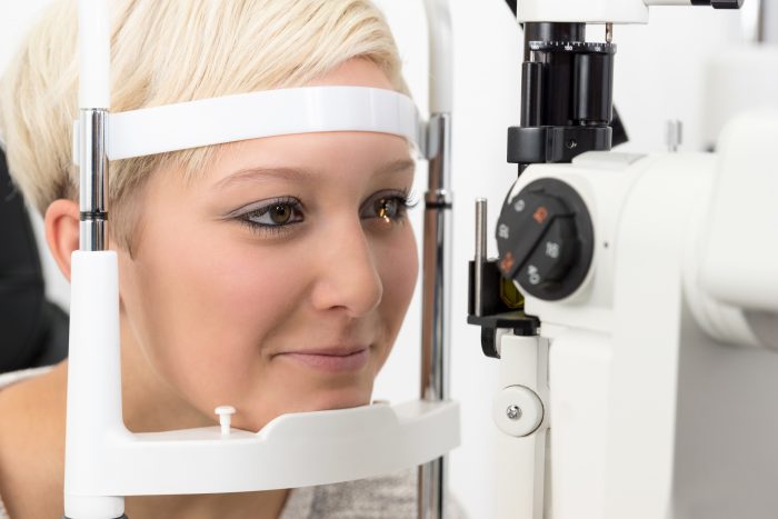Dame bei optometrischer Untersuchung