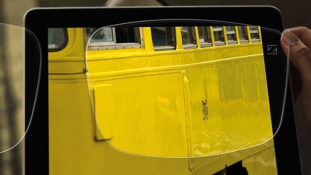 Sicht durch das zeiss-iscription-glas auf einen gelben Bus